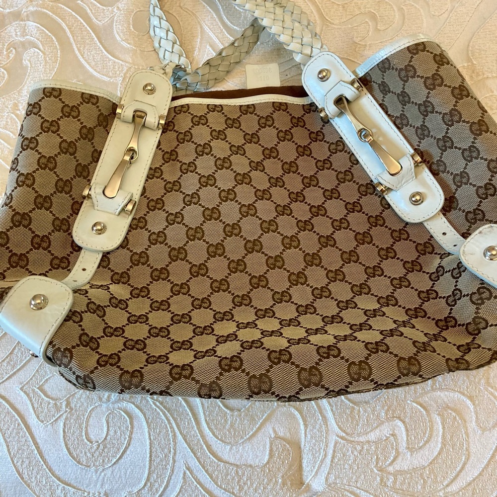 Gucci Shoulder Bag. Gently worn.